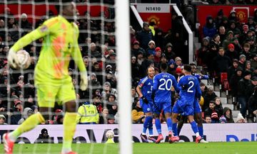 Para pemain Leicester City merayakan gol usai Bobby De Cordova-Reid menjebol gawang kiper Man United, Andre Onana, pada laga Piala FA di Old Trafford (7/2/2025).