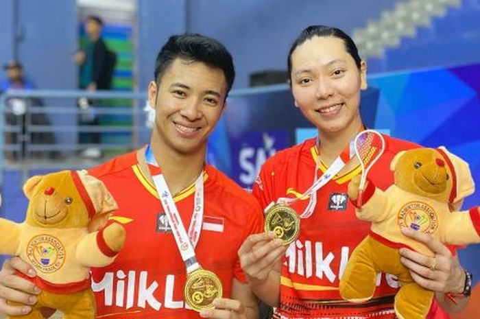 Pasangan ganda campuran Indonesia, Dejan Ferdinansyah/Gloria Emanuelle Widjaja, berpose setelah menjadi juara Syed Modi International 2023 di di BBD U.P Badminton Academy, Lucknow, India, Minggu (3/12/2023).