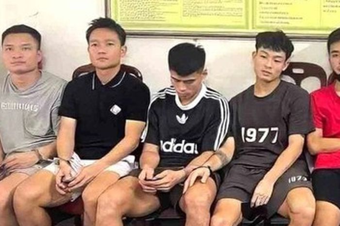 Lima pesepak bola asal Vietnam, Dinh Thanh Trung, Nguyen Trung Hoc, Nguyen Ngoc Thang, Duong Quang Tuan dan Nguyen Van Truong ditangkap karena memakai narkoba.