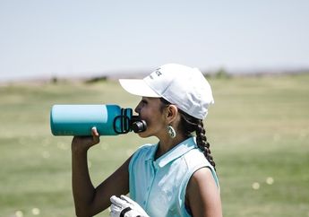 Awas, Jika Caranya Salah Justru Bisa Bikin Bakteri Bersarang! Begini Tips Mencuci Botol Minum yang Benar, Enggak Cukup Pakai Air Keran Saja