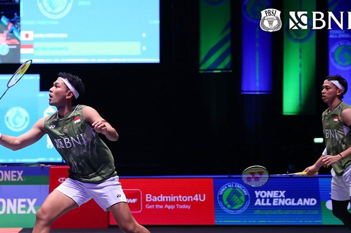 Aksi ganda putra Indonesia, Fajar Alfian/Muhammad Rian Ardianto, saat tampil pada semifinal All England Open 2024 di Utilita Arena Birmingham, Inggris, Sabtu (16/3/2024).