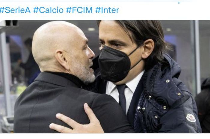 Pelatih AC Milan, Stefano Pioli (kiri), berpelukan dengan pelatih Inter Milan, Simone Inzaghi.