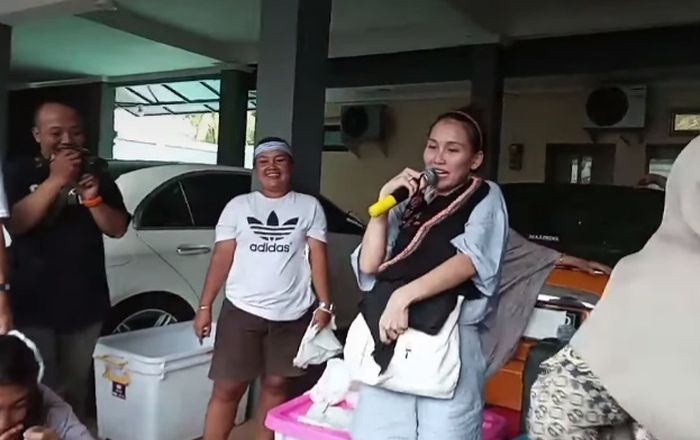 Pedangdut Ayu Ting Ting membuka bazar baju bekas layak pakai miliknya dan juga keluarganya di kediamannya, Depok, Jawa Barat pada Sabtu (27/5/2023).