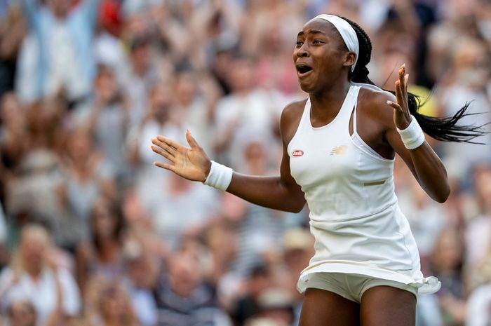 Petenis putri Amerika Serikat (AS), Coco Gauff, melakukan selebrasi seusai memenangi pertandingan melawan Polona Hercog (Slovenia) dengan skor 3-6, 7-6(7), 7-5, pada babak ketiga Wimbledon 2019.