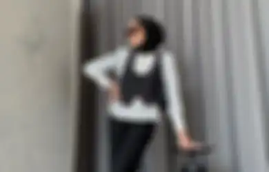 5 Cara Bikin Kemeja Putih Tampak Stylish Buat Hijaber ala Amelia Elle!