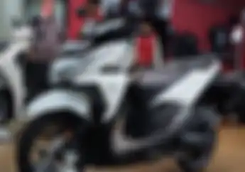 Mau Cat Ulang Honda Vario 150 Bingung Copot Emblem? Pakai Benang Layangan, Beres