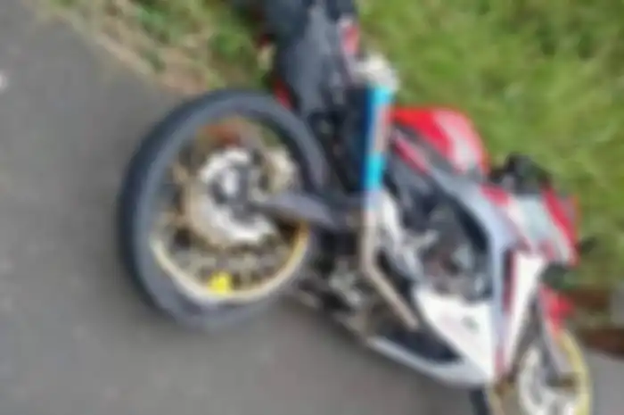 Bagian belakang Honda CBR150 hancur ditabrak mobil di Rangkasbitung, Banten.