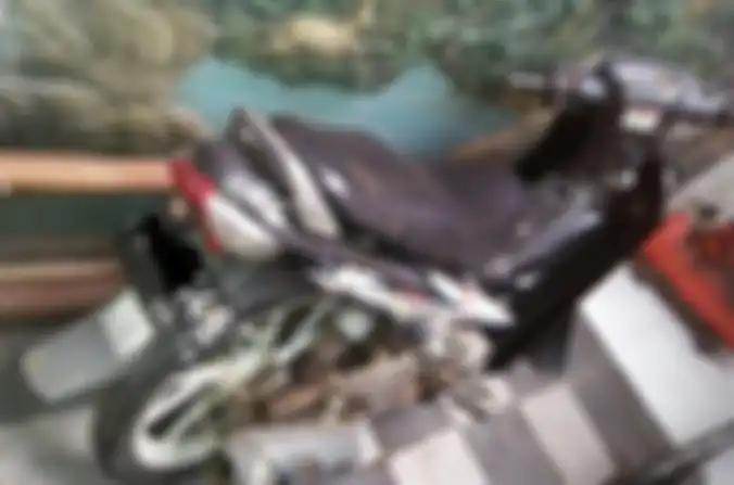 Motor Suzuki Shogun misterius terparkir di depan rumah sakit di Sukoharjo.