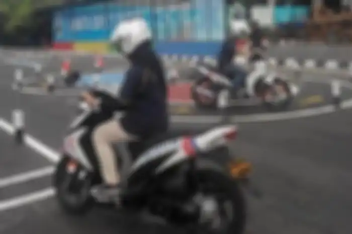 Ilutrasi, pemotor melakukan ujian praktik SIM C.
