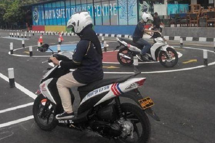 Ilutrasi, pemotor melakukan ujian praktik SIM C.