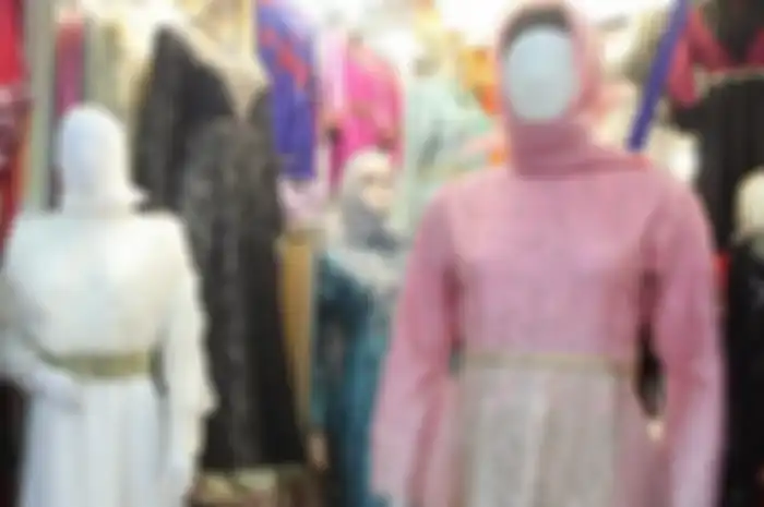 Gamis hijab pink berbahan tule dan satin yang sedang menjadi tren