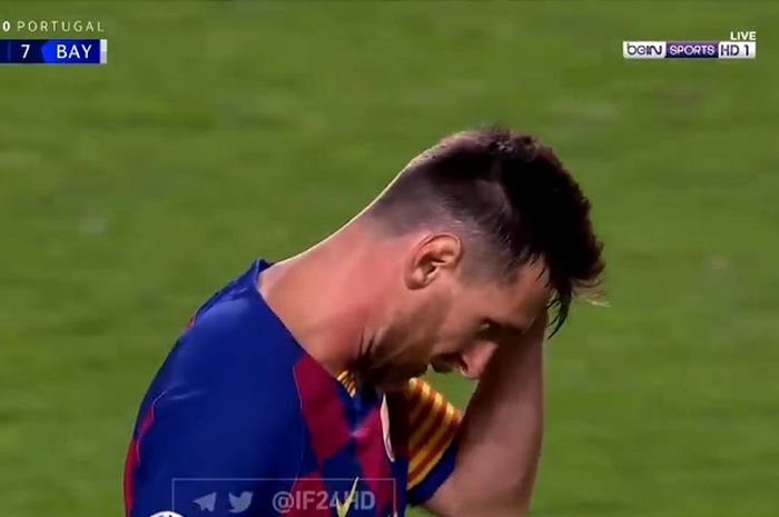 Ekspresi kapten Barcelona, Lionel Messi, usai timnya dibobol Bayern Muenchen dalam laga perempat final Liga Champions di Estadio do Sport Lisboa e Benfica, Jumat (14/8/2020).