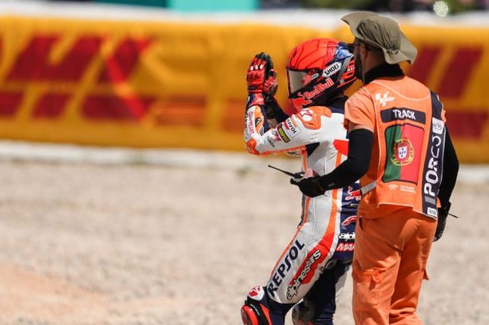 Pembalap Repsol Honda, Marc Marquez, meminta maaf kepada penonton setelah kecelakaan yang dialaminya bersama Miguel Oliveira (CryptoDATA RNF) dan Jorge Martin (Prima Pramac) saat balapan MotoGP Portugal di Sirkuit Algarve, Portimao, Portugal, 26 Maret 2023.