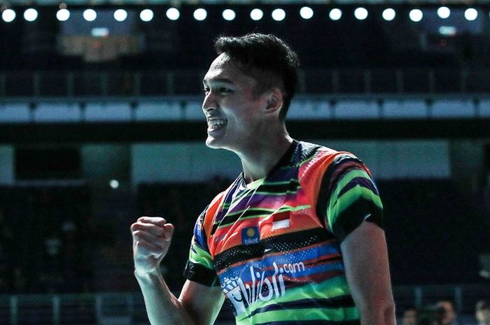 Pebulu tangkis tunggal putra Indonesia, Jonatan Christie, bereaksi setelah mengalahkan Kento Momota (Jepang) pada laga babak kedua Malaysia Open 2019 di Axiata Arena, Bukit Jalil, Kuala Lumpur, Malaysia, Kamis (4/4/2019).