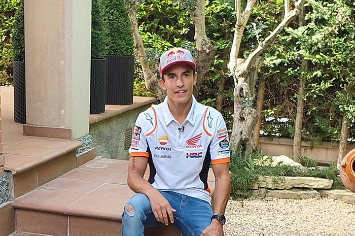 Bikin gagal fokus, penampilan pembalap tim Repsol Honda, Marc Marquez tanpa pelindung lengan, sudah siap balap lagi?