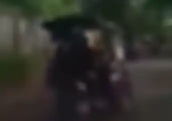 Skill Dewa, Video Pengemudi Bentor Lakukan Atraksi Menghindari Pemotor di Depannya