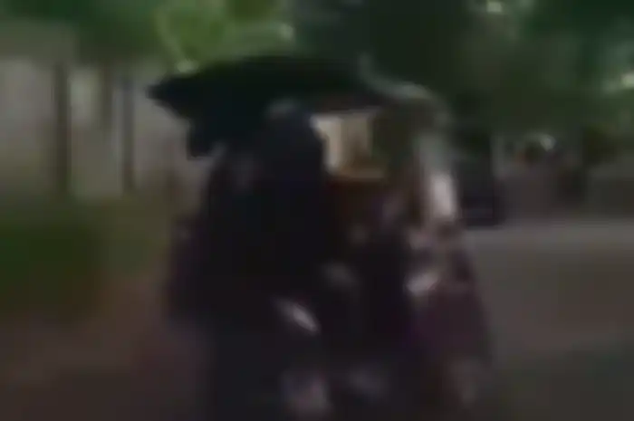 Bentor atraksi hampir menabrak pemotor di depannya