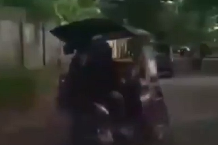 Bentor atraksi hampir menabrak pemotor di depannya