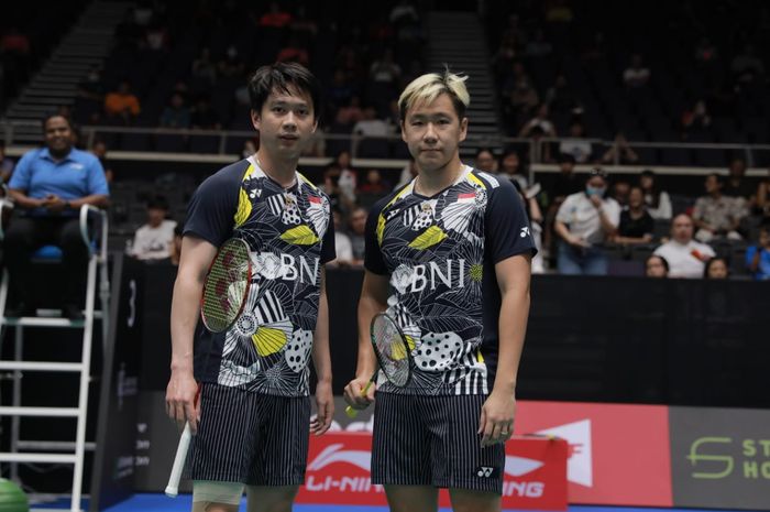 Ganda putra Indonesia, Marcus Fernaldi Gideon/Kevin Sanjaya Sukamuljo, berpose setelah kemenangan mereka pada babak pertama Singapore Open 2023 di Singapore Indoor Stadium, Kallang, Singapura, 7 Juni 2023.