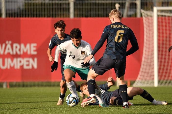 Suasana pertandingan uji coba Timnas U-17 Indonesia melawan Mainz U-19 di Jerman.