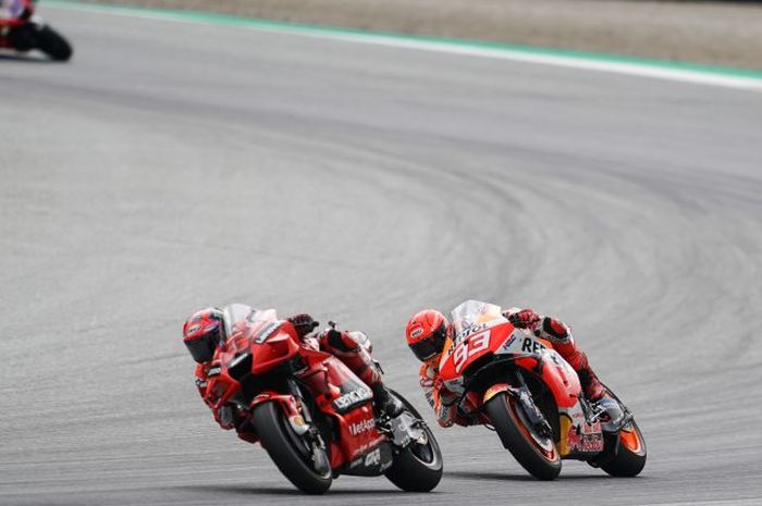 Pembalap Repsol Honda, Marc Marquez (kanan), bersaing dengan pembalap Ducat, Francesco Bagnaia, pada balapan MotoGP Austria di Red Bull Ring, Austria, 15 Agustus 2021. 