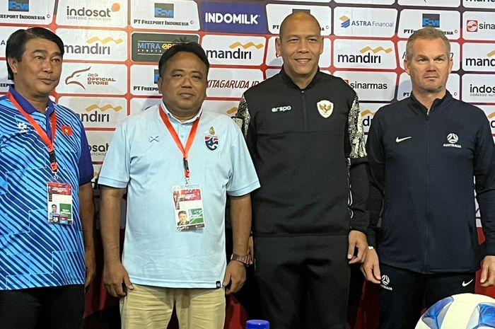 Pelatih Timnas U-16 Indonesia, Nova Arianto dalam sesi jumpa pers sebelum laga semifinal ASEAN Cup U-16 2024 di Hotel Solo Paragon, Surakarta, Minggu (30/6/2024)