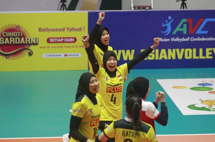 Timnas voli putri Indonesia saat menghadapi India pada AVC Challenge Cup 2023. Tampak dalam gambar (dari atas) adalah Megawati Hangestri Pertiwi, Arneta Putri, Agustin Wulandhari, Dita Azizah, dan Ratri Wulandari. 