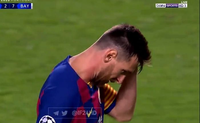 Ekspresi kapten Barcelona, Lionel Messi, usai timnya dibobol Bayern Muenchen dalam laga perempat final Liga Champions di Estadio do Sport Lisboa e Benfica, Jumat (14/8/2020).