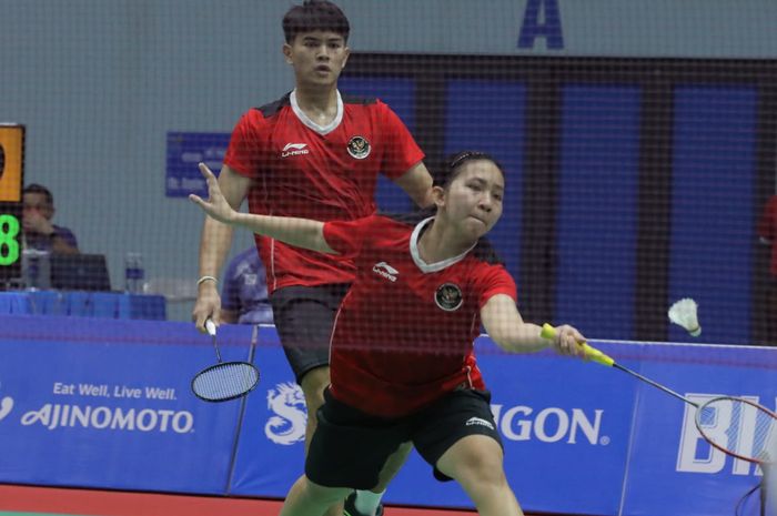 Aksi ganda campuran Indonesia, Adnan Maulana/Mychelle Chrystine Bandaso pada babak perempat final SEA Games 2021, Jumat (20/5/2022) di Bac Giang Gymnasium, Hanoi, Vietnam.