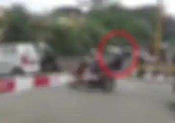 Ngeri Amat, Video Detik-detik Kepala Pembonceng Motor Ketiban Palang Pintu Rel Kereta