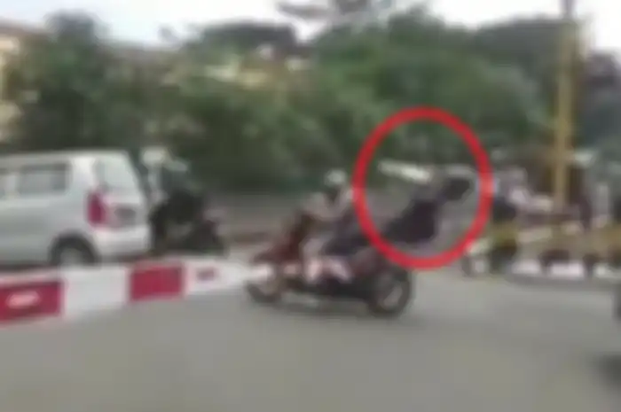 Korban kepala dihantam palang pintu rel kereta api