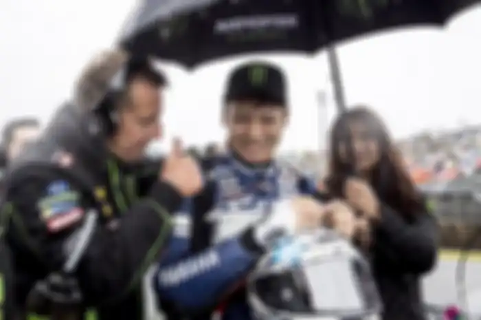 Bos tim Yamaha Tech 3 Herve Poncharal (kiri) memberi semangat pada Kohta Nozane.