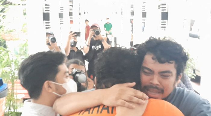 Fico Fachriza menangis dalam pelukan sang kakak, Ananta Rispo, setelah jadi tersangka kasus narkoba, di Polda Metro Jaya, Jumat (14/1/2022).
