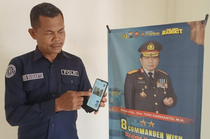 Petugas mengenalkan aplikasi ILMU Semeru yang baru diluncurkan Polda Jawa Timur, 38 motor hilang dicuri ditemukan.