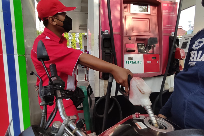 Foto ilustrasi motor isi Pertalite. Dirjen Migas ungkap hasil pengujian Pertalite yang dibilang lebih boros setelah harganya naik.