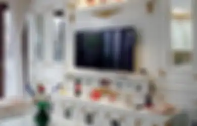 Ide Desain Panel TV untuk Rumahmu, Aksen Klasik Sederhana Berwarna Emas Juga Cantik!