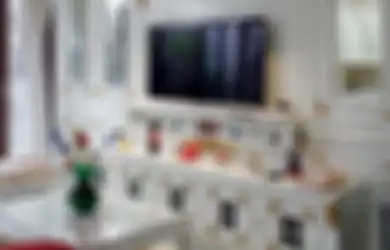 Ide Desain Panel TV untuk Rumahmu, Aksen Klasik Sederhana Berwarna Emas Juga Cantik!