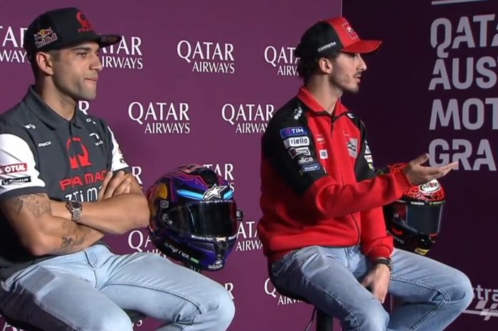 Jorge Martin (Pramac) dan Francesco Bagnaia (Ducati Lenovo) saat menghadiri sesi konferensi pers MotoGP Australia 2024 di Sirkuit Phillip Island, Australia, Kamis (17/10/2024).