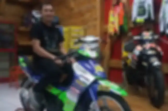 Hendriansyah dengan koleksi motor spek road race-nya