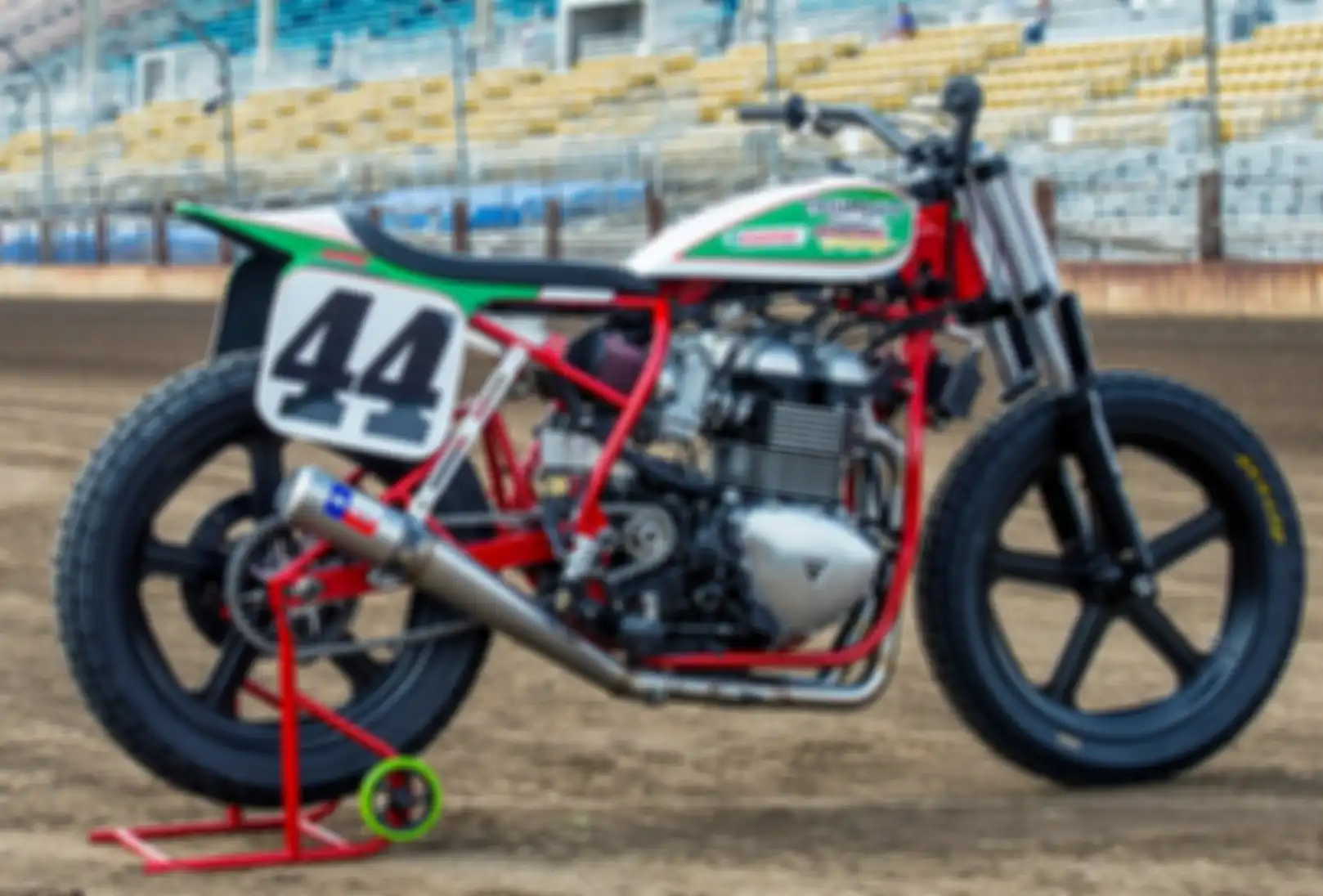 Tidak ada cakram ataupun handle rem di motor flat track