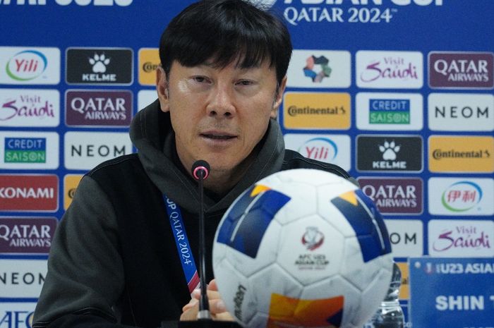 Pelatih Timnas U-23 Indonesia, Shin Tae-yong dalam konferensi pers sebelum laga lawan Korea Selatan pada Rabu (24/4/2024)