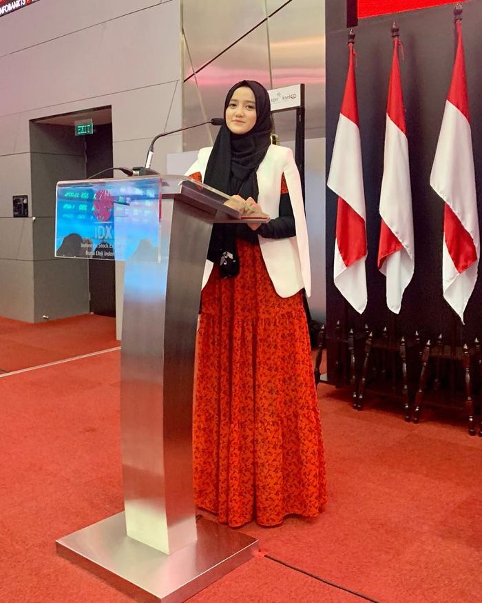 Padu padan hijab hitam ala Wirda Mansur