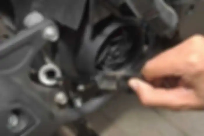 Ilustrasi ganti oli motor.
