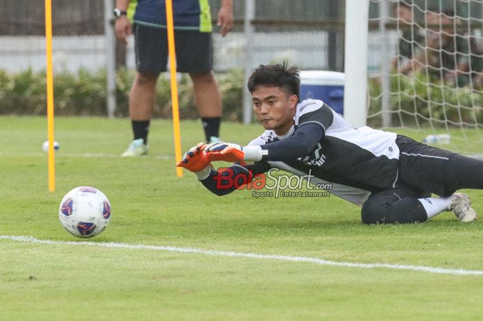 Kiper Timnas Indonesia, Ernando Ari Sutaryadi, sedang menangkap bola dalam sesi latihan di Lapangan A, Senayan, Jakarta, Sabtu (31/8/2024).
