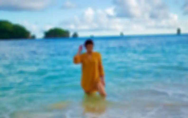 Penampilan modis istri Anang Hermansyah Ashanty saat asyik main di pantai
