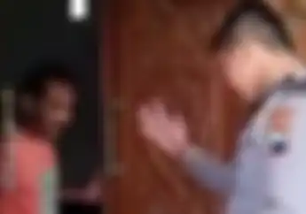 Video Polisi Bikin Dengkul Kopong Pemilik Rumah, Eh Enggak Taunya Cuma..