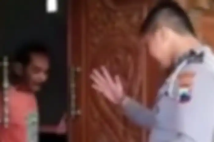 Polisi Lalu Lintas Menghampiri Rumah Warga