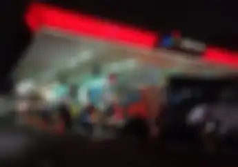 Detik-detik Harga Bensin Pertamax Naik, Pemotor Rela Antre Panjang