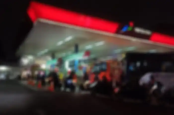 Antrean panjang SPBU Pertamina di Jalan Otista Raya jelang kenaikan harga BBM Pertamax Rp 12.500