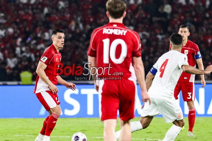 Joey Pelupessy (kiri) sedang menguasai bola dalam laga lanjutan babak penyisihan Grup C Kualifikasi Piala Dunia 2026 zona Asia antara Timnas Indonesia versus Timnas Bahrain di Stadion Utama Gelora Bung Karno, Senayan, Jakarta, Selasa (25/3/2025).